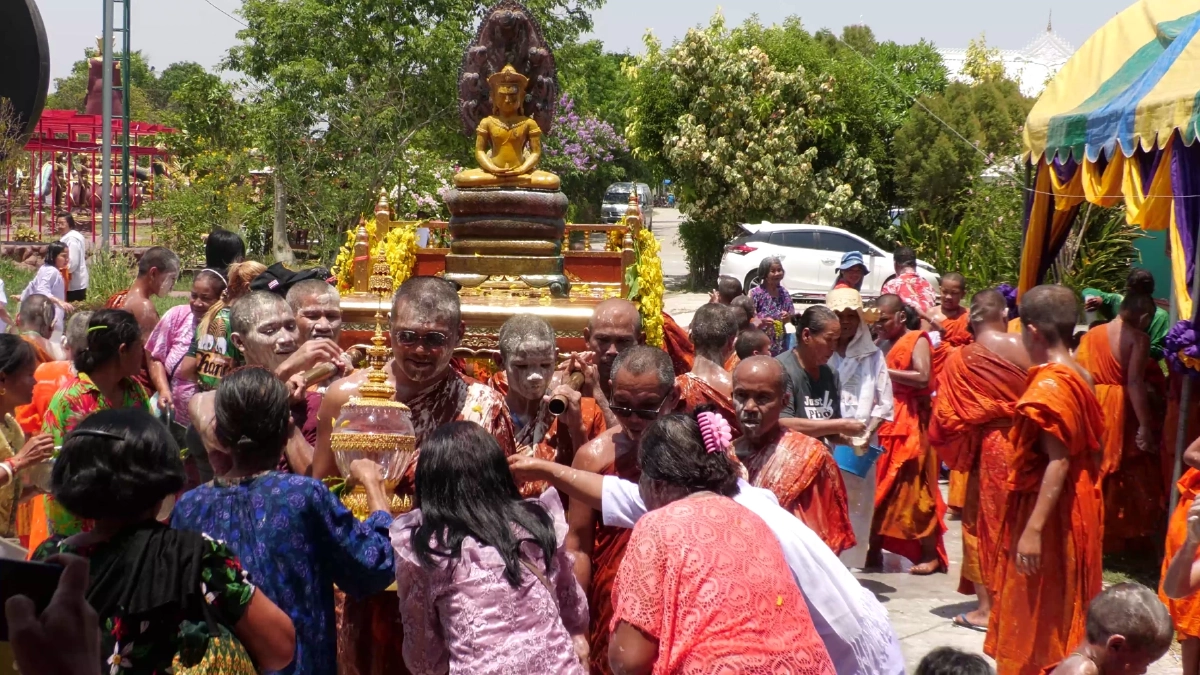 ขำพระเณรจะบาปไหม! พระ-เณรสุรินทร์โดนปะแป้งนึกว่าชุบแป้งทอด