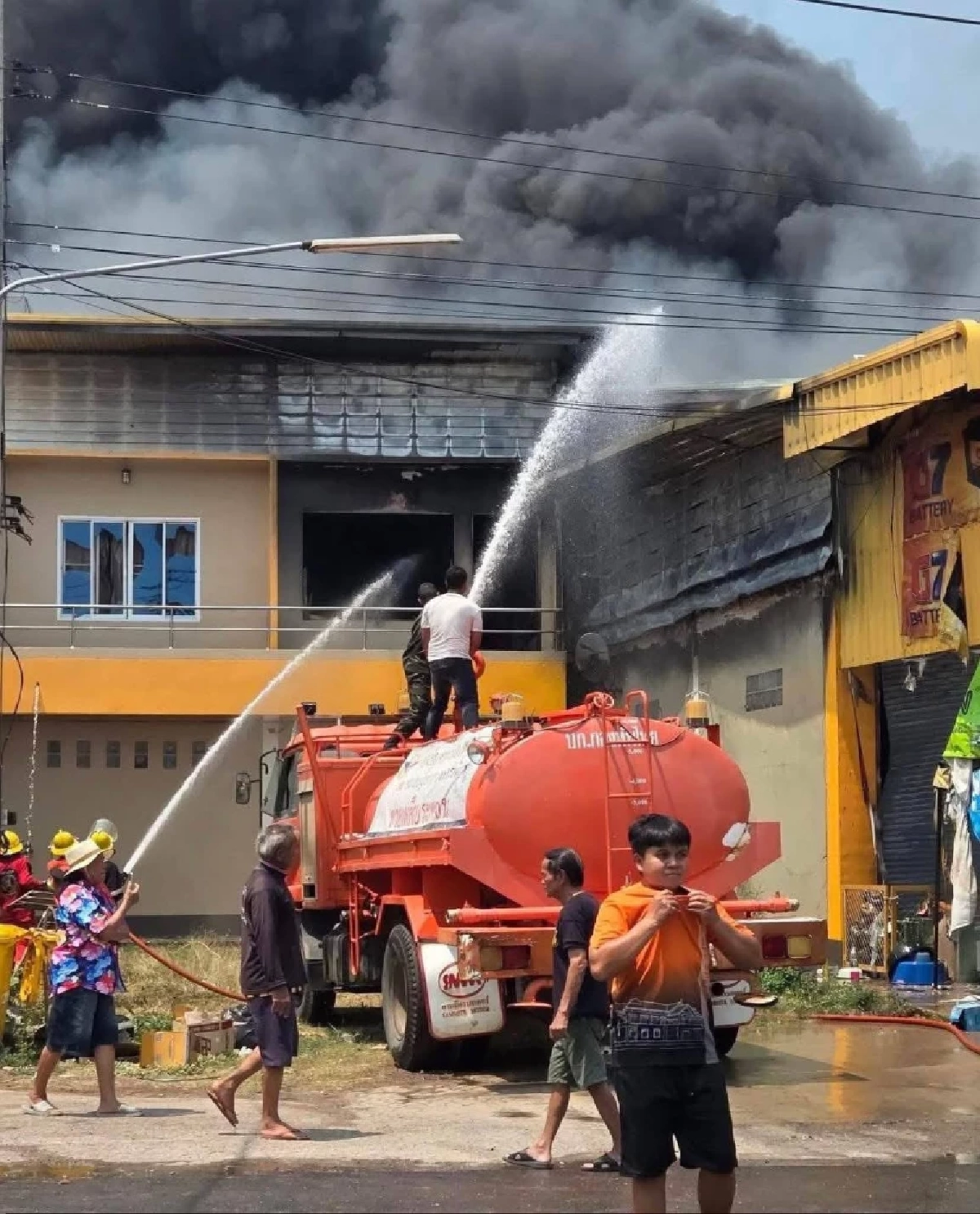 สลดรับสงกรานต์ ลูกสาวหนีไฟไม่ทัน ดับคาร้านอะไหล่รถยนต์