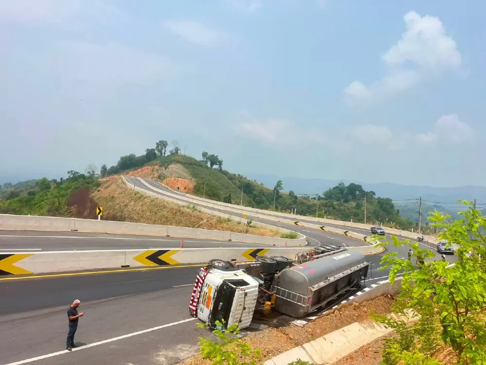 ระทึก! รถบรรทุกน้ำมันพลิกคว่ำ น่าน น้ำมันไหลทะลัก 6 พันลิตร