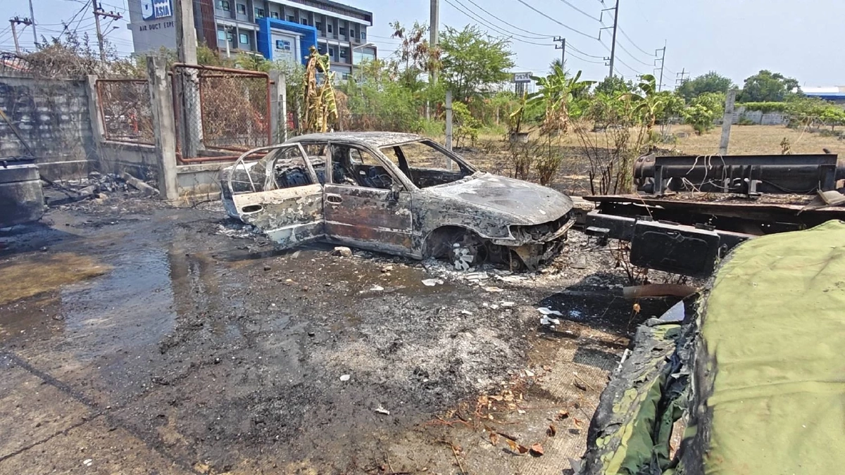 ไฟไหม้ป่าลามเผากองยางหลังเซียงกงรังสิต วอดรถยนต์ 2 คันรวด