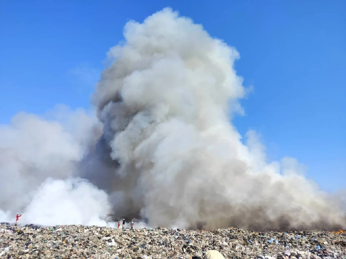 ไฟไหม้บ่อขยะสะพานหินภูเก็ต คุมเพลิงได้แล้วแต่ควันยังพุ่ง