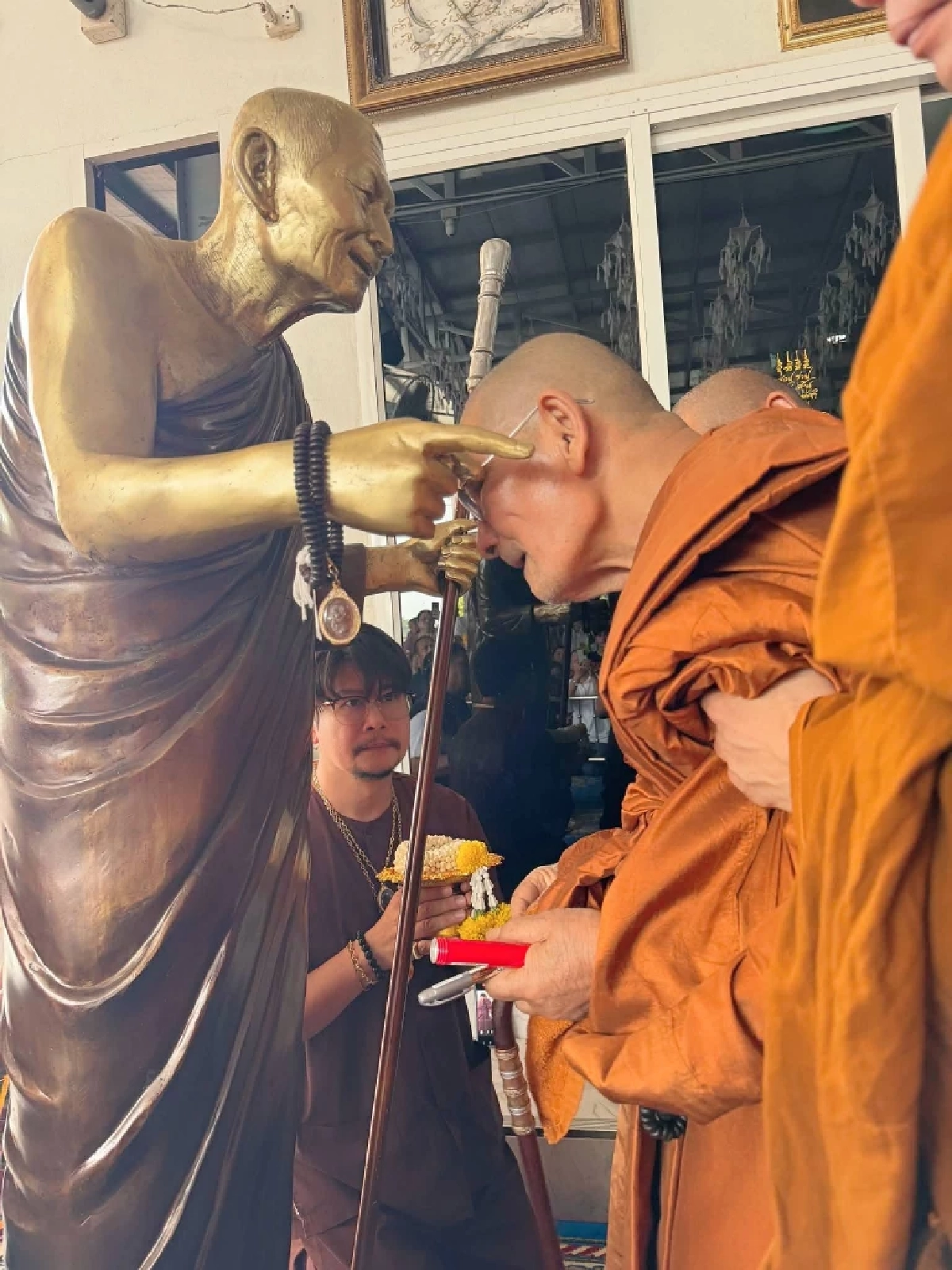 ชาวบ้านแห่จับจ้อง ทะเบียนรถ พิธีสรงน้ำองค์รูปเหมือนหลวงปู่ศิลา