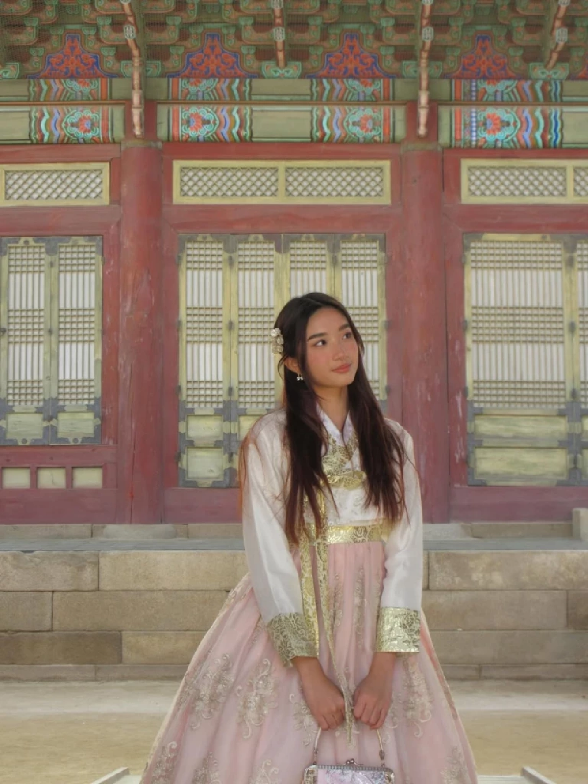 ออร่าพุ่ง “น้องณดา” เช็กอินเกาหลีในชุดฮันบก ชาวเน็ตแห่ชม