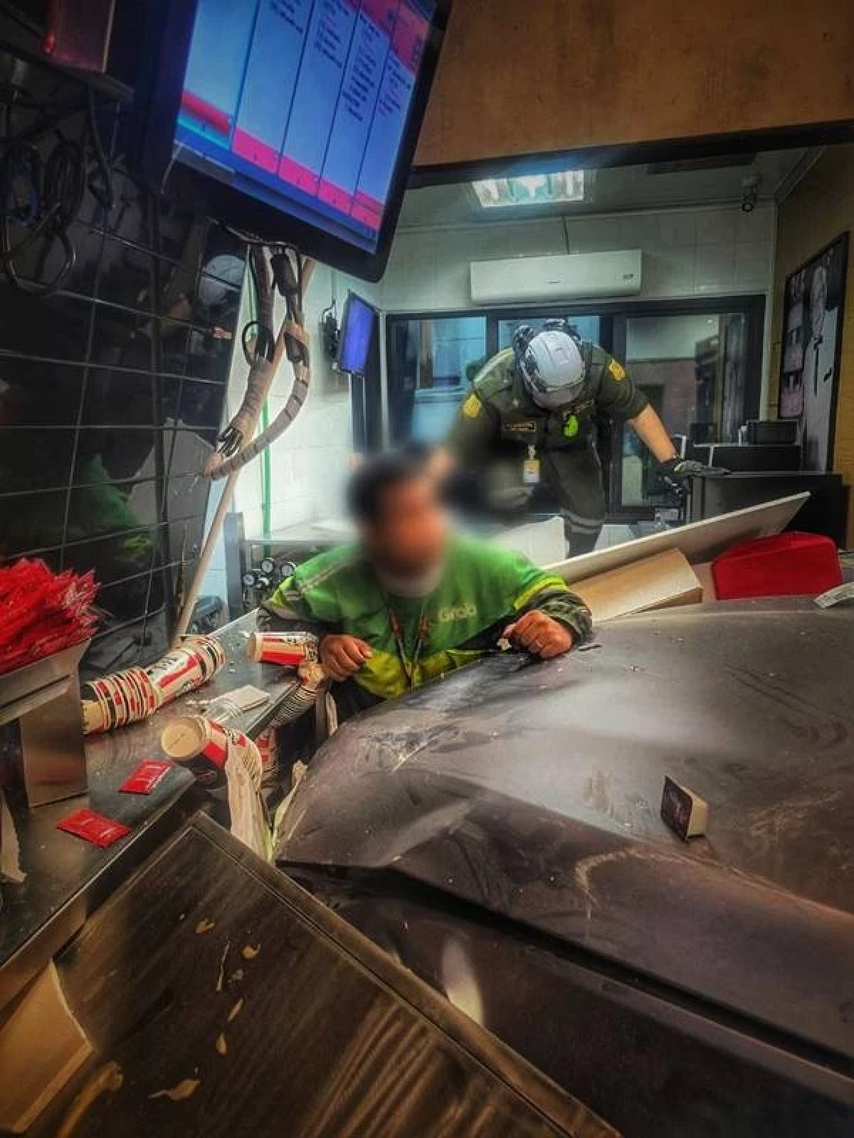 เปิดทะเบียนรถหรูขับพุ่งชนร้านไก่ทอดชื่อดัง โชคดีไร้เสียชีวิต