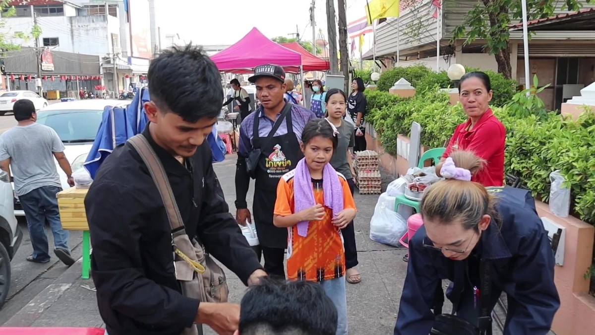 หนุ่มขนไข่ 6,000 ฟองแจกฟรีชาวอุดรฯ ช่วยลดภาระน้ำมันแพง