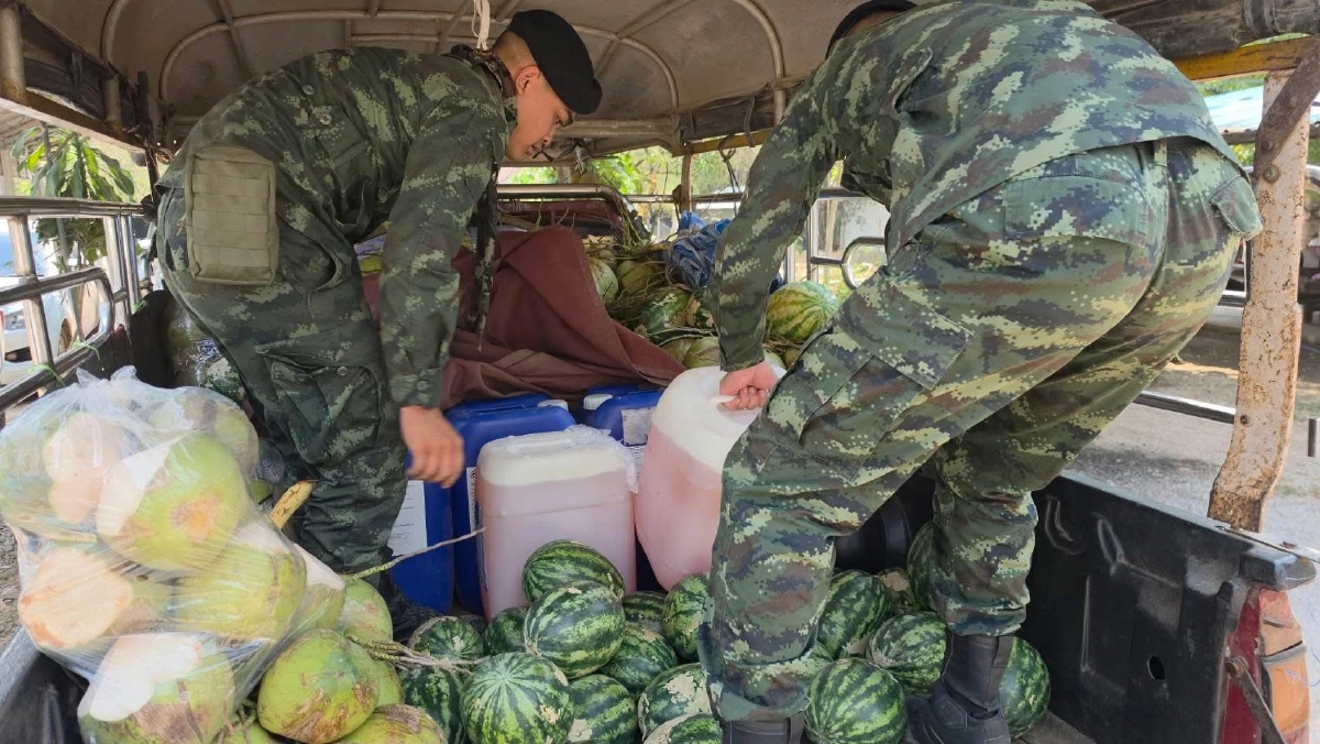 จับกระบะซุกน้ำมันเถื่อนใต้กองแตงโม สกัดลอบส่งขายเมียนมา