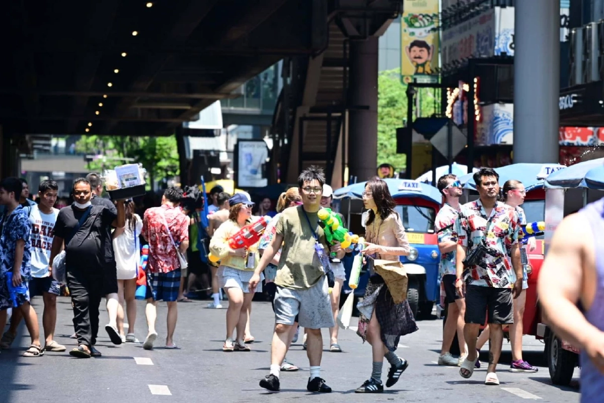 สีลมแตก! เริ่มแล้วสงกรานต์วันแรกคึกคัก นักท่องเที่ยวทะลัก