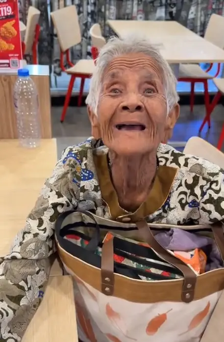 สาวควักเงินช่วยยายทันที หลังเห็นนั่งเครียด ไม่มีตังค์จ่ายค่าไฟ