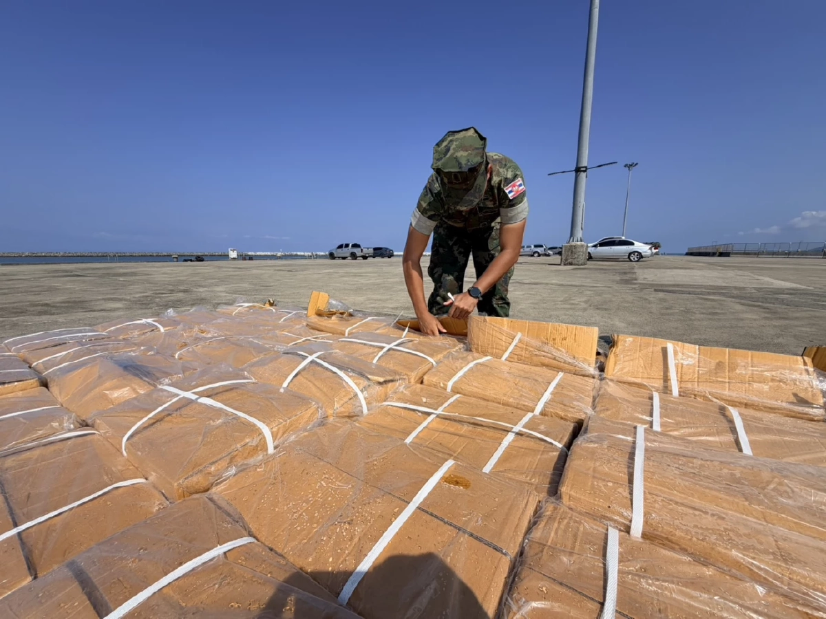 ศรชล.ตราด สกัดจับเรือ 5 ลำลอบขนสินค้าส่งเขมร ยึดของกลางเพียบ