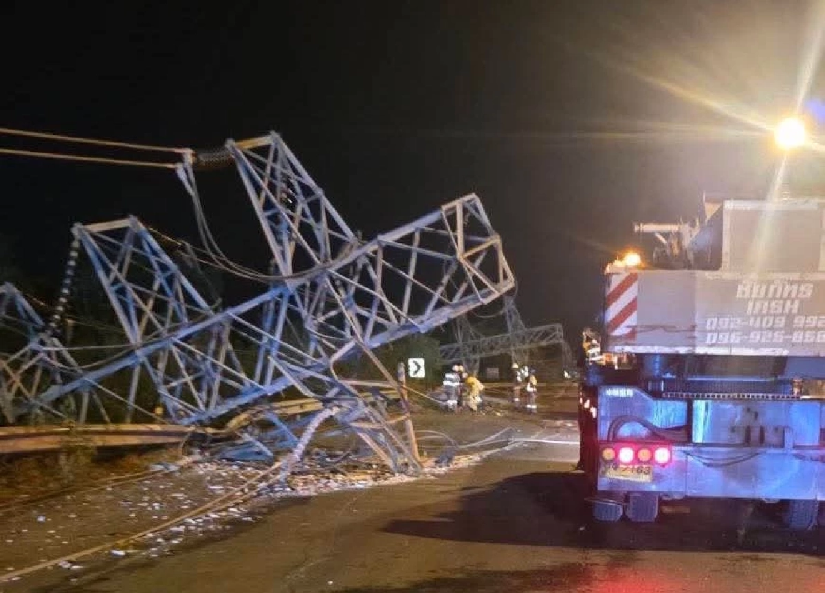 พายุถล่มกบินทร์บุรี! เสาไฟล้มระนาว ไฟดับนับพันครัวเรือน