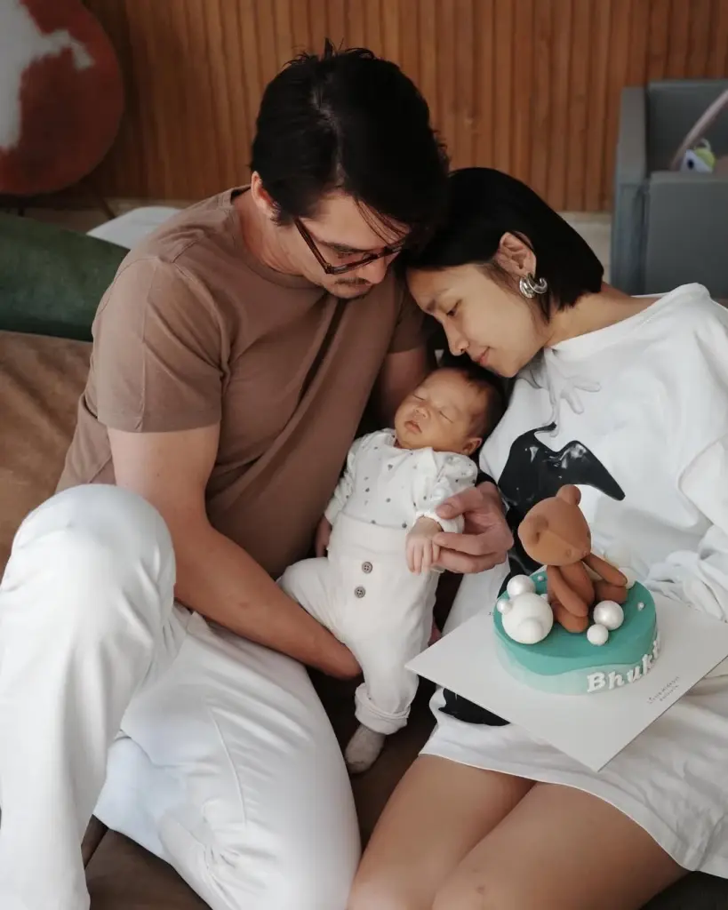 อนันดา อุ้มลูกชายเคียงข้างภรรยา ภาพเดียวเต็มไปด้วยความสุข