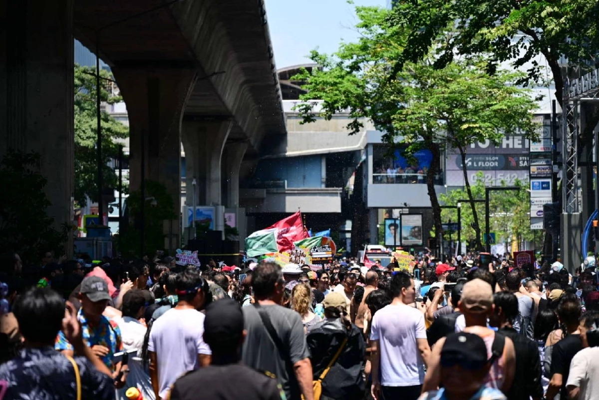 สีลมแตก! เริ่มแล้วสงกรานต์วันแรกคึกคัก นักท่องเที่ยวทะลัก