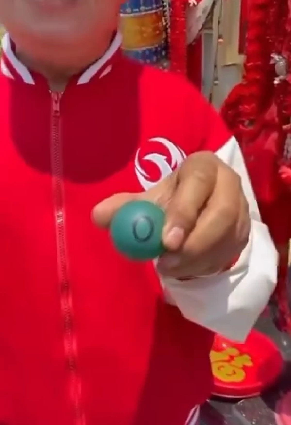 ลูกทุ่งดัง "มนต์สิทธิ์ คำสร้อย" โชว์จับลูกปิงปอง หยิบได้เลขสวย