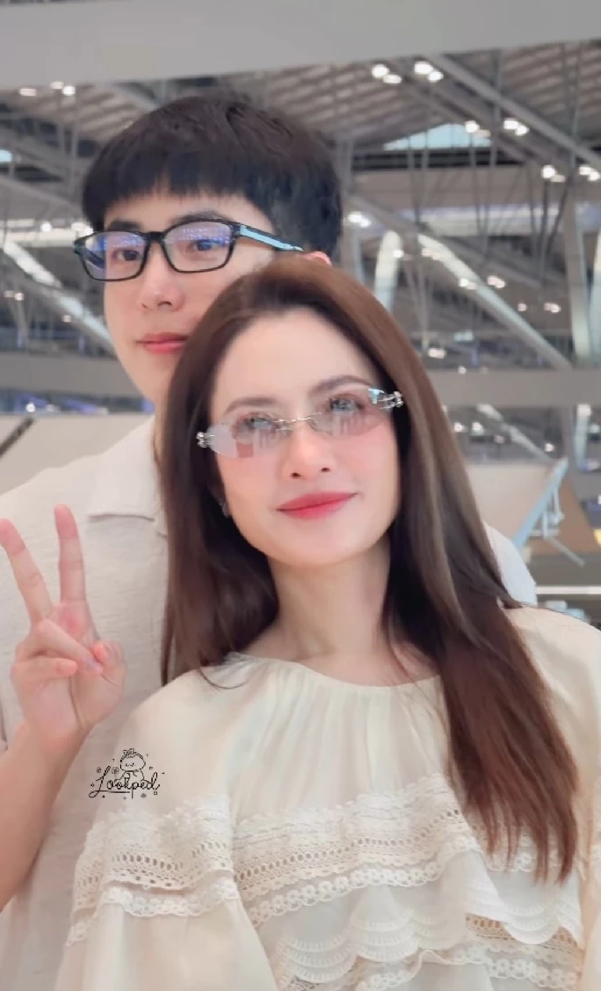 เคมีพุ่งแรง “แอฟ-นนกุล” แอร์พอร์ตลุคสุดคิวท์ แฟนคลับแห่แซว 