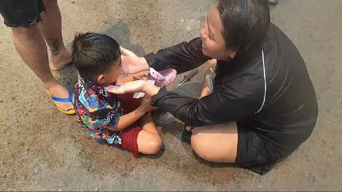 สู้ชีวิตแต่รองเท้าสู้กลับ! หนูน้อยเซ็งโดนรองเท้า "งับเท้า"