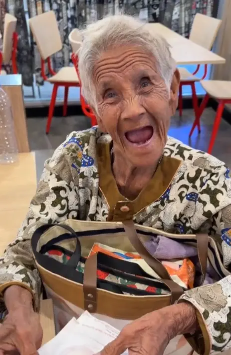 สาวควักเงินช่วยยายทันที หลังเห็นนั่งเครียด ไม่มีตังค์จ่ายค่าไฟ