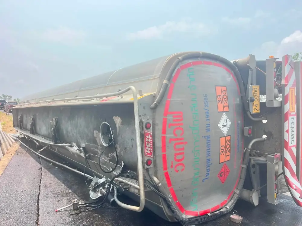 ระทึก! รถบรรทุกน้ำมันพลิกคว่ำ น่าน น้ำมันไหลทะลัก 6 พันลิตร