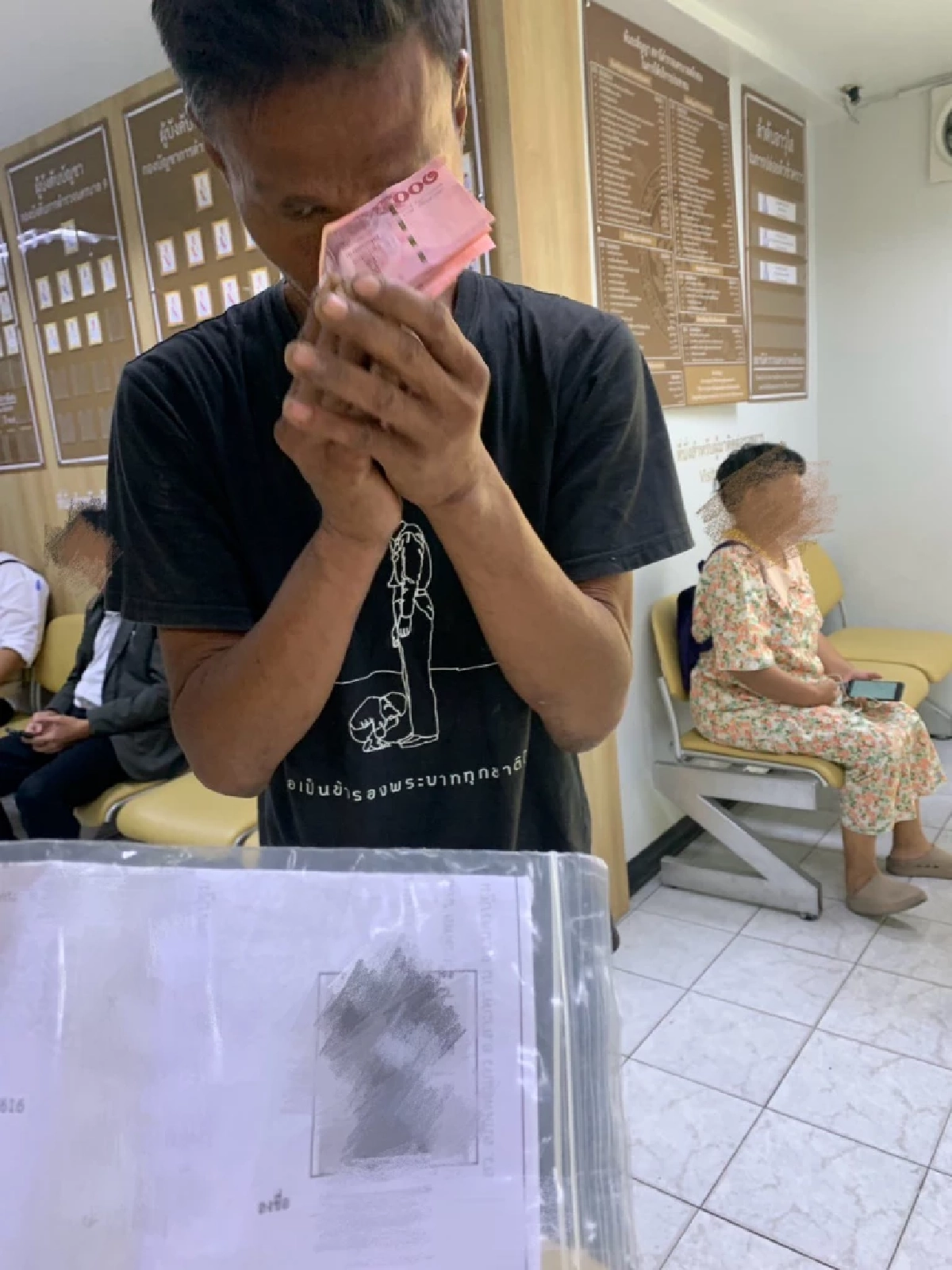 น้ำตาซึม อดีตนักโทษไร้ที่ไป ขอพึ่งตำรวจ หวังกลับบ้านหาย่าวัย 80