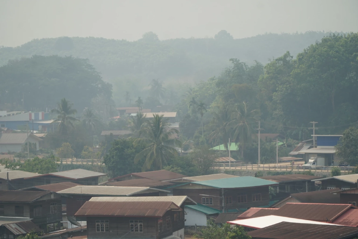 หนักสุดในรอบ 40 ปี ไฟป่ารอยต่อ 3 จังหวัดยังวิกฤต จนท. เร่งทำแนวกันไฟ