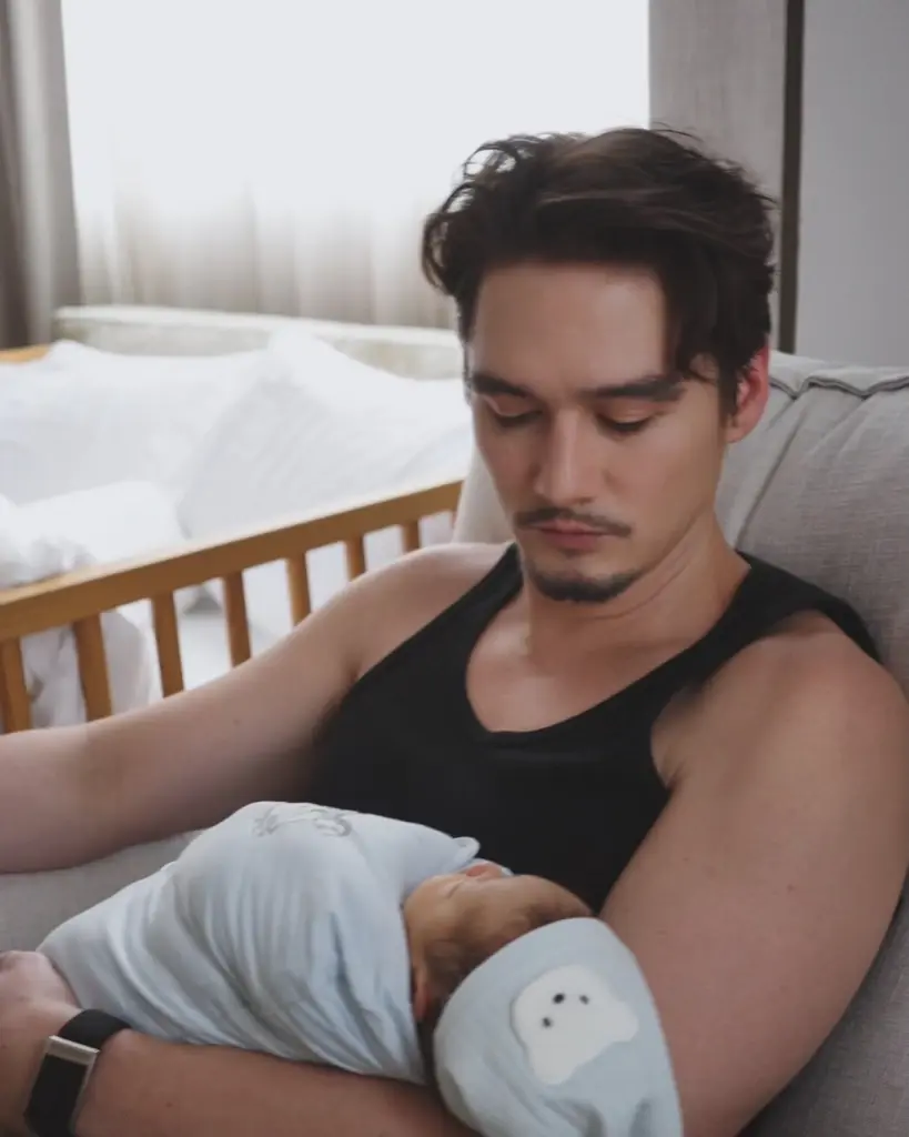 อนันดา อุ้มลูกชายเคียงข้างภรรยา ภาพเดียวเต็มไปด้วยความสุข