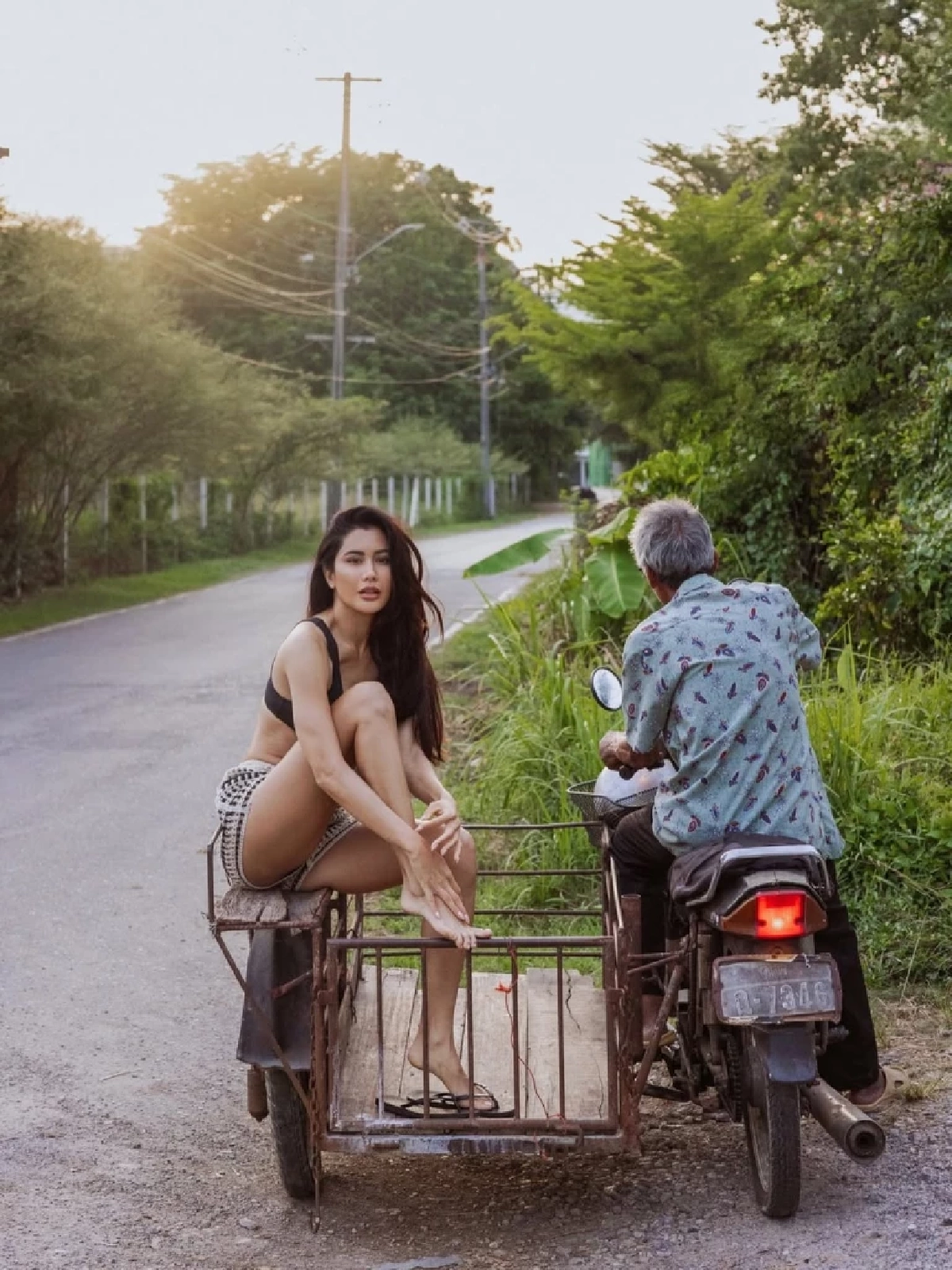 ปู ไปรยา เปลี่ยนร้านชำ-ซาเล้ง เป็นรันเวย์! ลุคนี้สวยแพงเกินต้าน