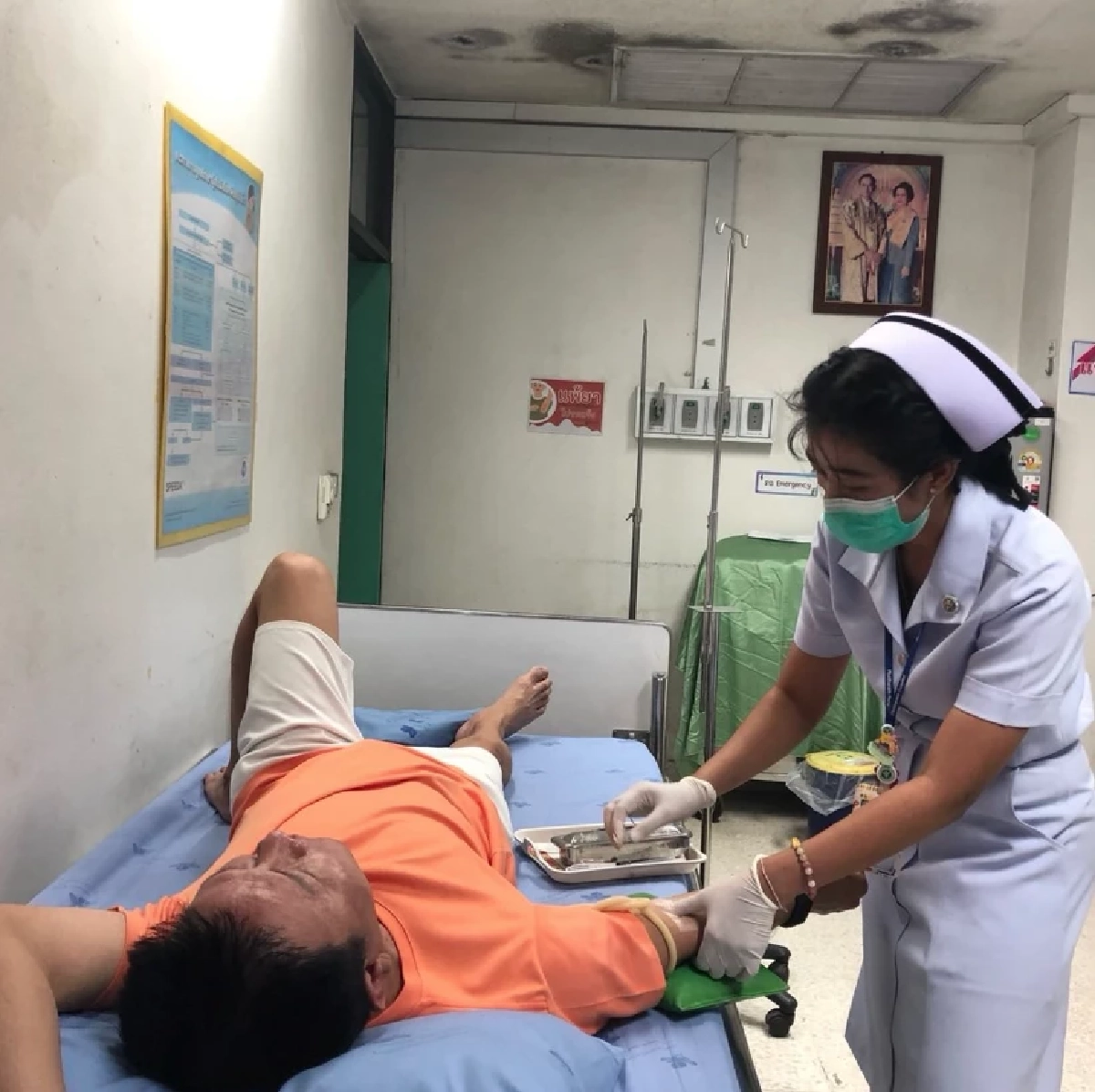 แห่ห่วง "จตุรงค์ โพธาราม" เข้า รพ. สะอึกไม่หยุด 8 ชั่วโมง