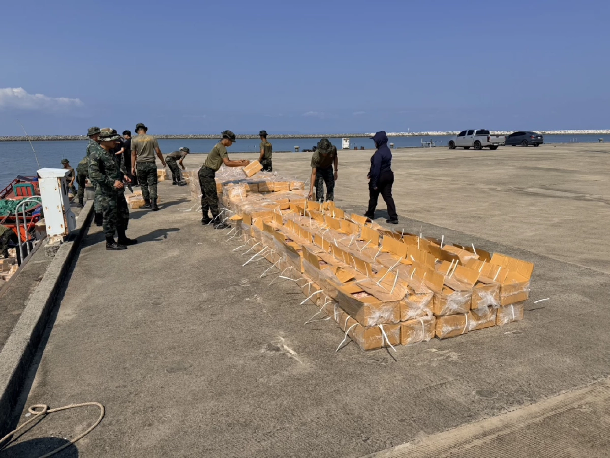 ศรชล.ตราด สกัดจับเรือ 5 ลำลอบขนสินค้าส่งเขมร ยึดของกลางเพียบ