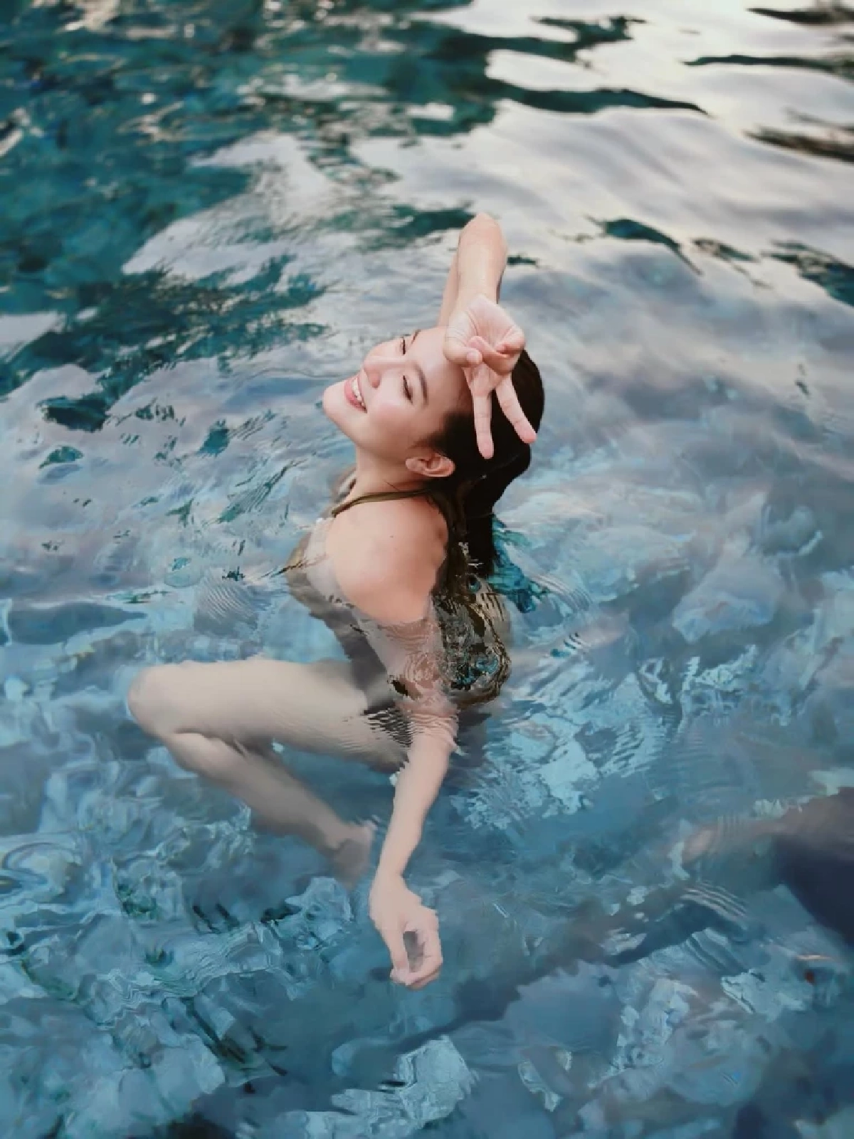 “เปาวลี” สลัดลุคหวาน อวดหุ่นสวยในชุดว่ายน้ำ ทำโซเชียลไฟลุก