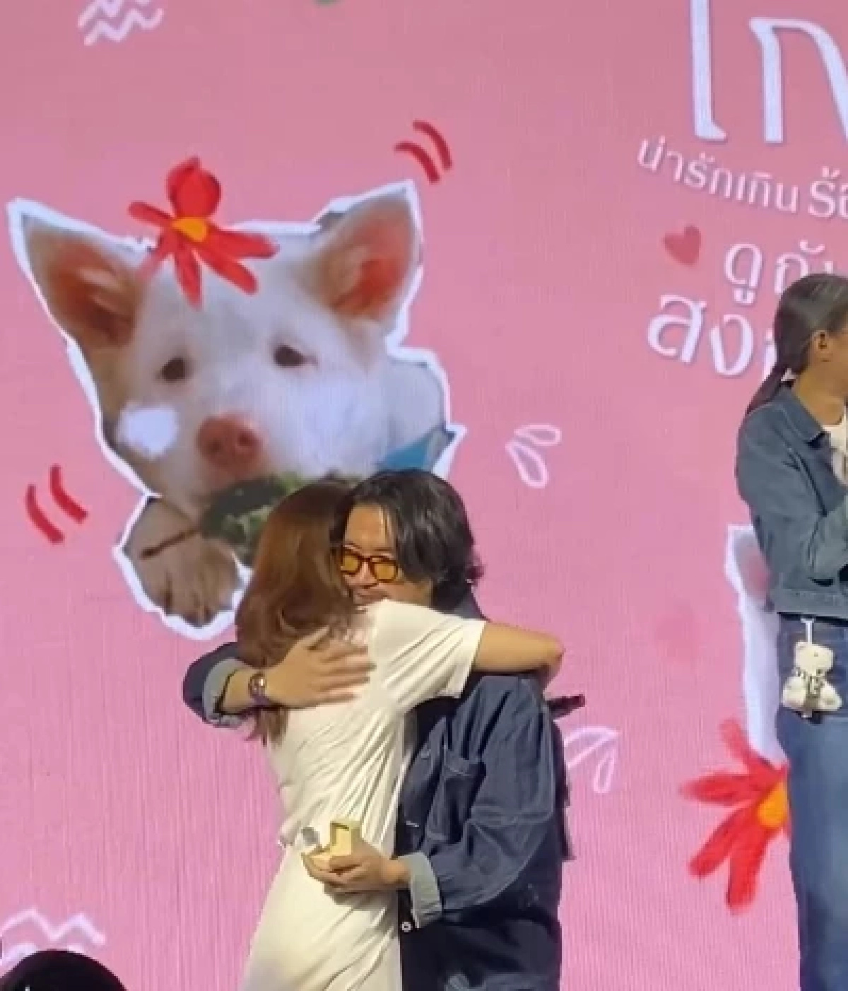 น้ำตาซึม ผกก.โกฮัง คุกเข่าขอพิธีกรสาวแต่งงาน ทำคนดูร้องไห้ตาม