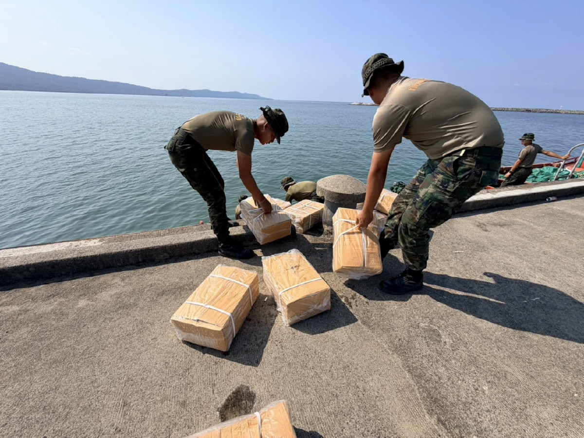 ศรชล.ตราด สกัดจับเรือ 5 ลำลอบขนสินค้าส่งเขมร ยึดของกลางเพียบ