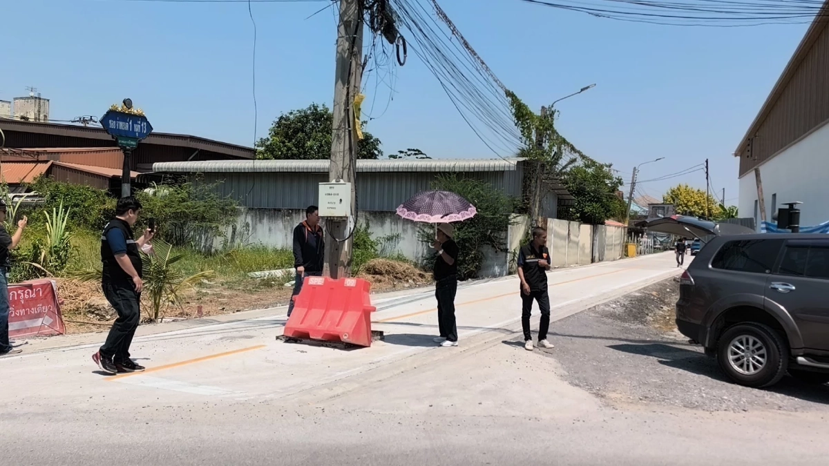 งง! เสาไฟโผล่กลางถนนนนทบุรี ชาวบ้านถามทำไมไม่คุยกัน