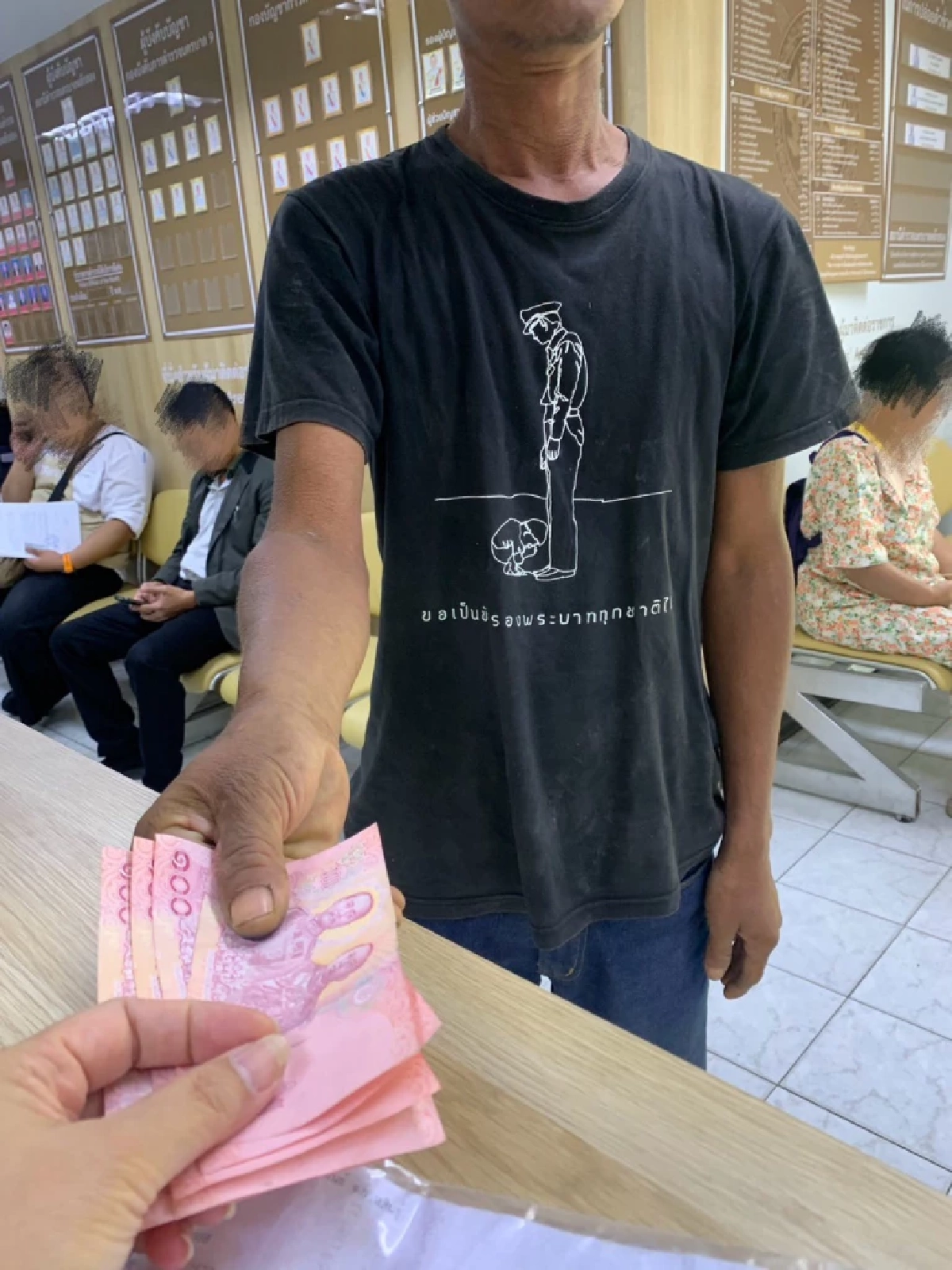 น้ำตาซึม อดีตนักโทษไร้ที่ไป ขอพึ่งตำรวจ หวังกลับบ้านหาย่าวัย 80