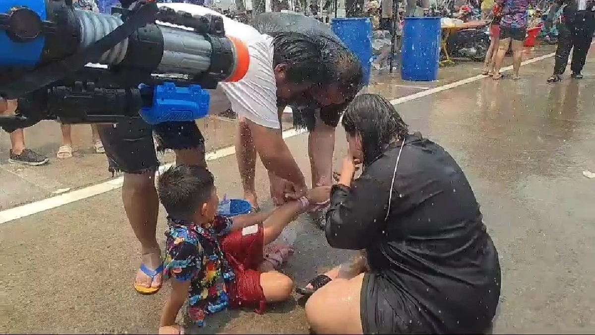 สู้ชีวิตแต่รองเท้าสู้กลับ! หนูน้อยเซ็งโดนรองเท้า "งับเท้า"