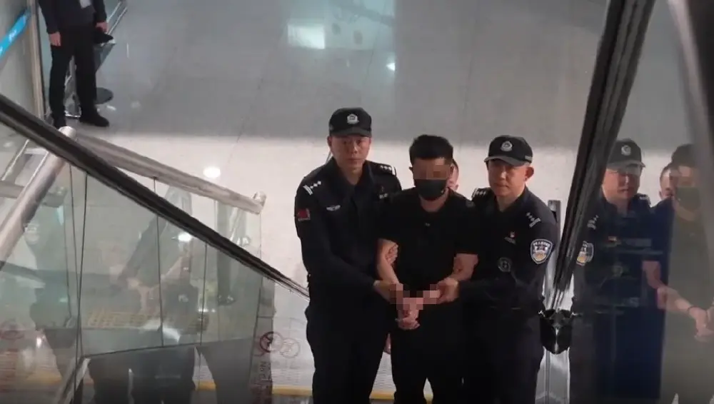 จีนรับตัวผู้ต้องสงสัยรายใหญ่ คดีพนันออนไลน์ข้ามชาติ กลับจากไทย