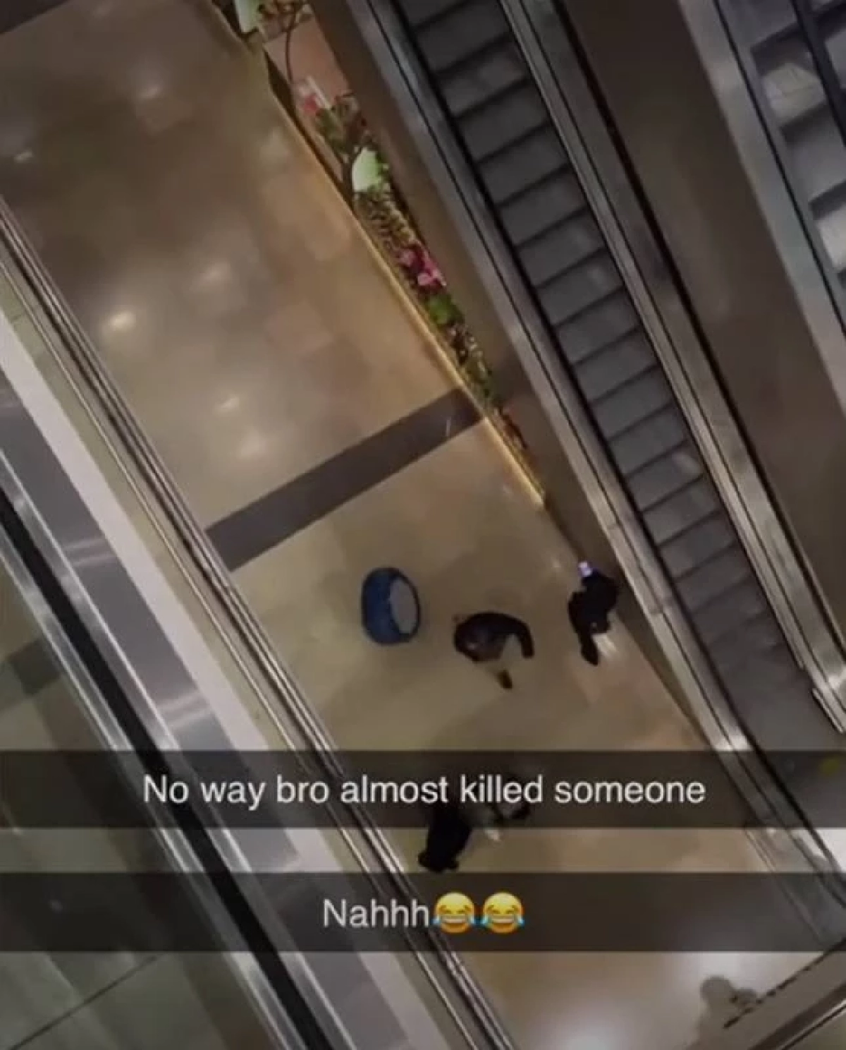 วัยรุ่นห้าว โยนเก้าอี้น้ำหนัก 15 กก. ไปชั้นล่างที่มีคนเดินเยอะๆ