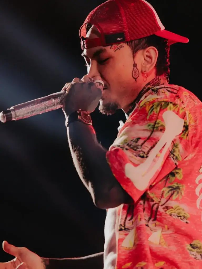 แฟนคลับใจหาย นาทีระทึก นักร้องดัง เหวอหนัก หลังแฟนคลับบุกเวที  