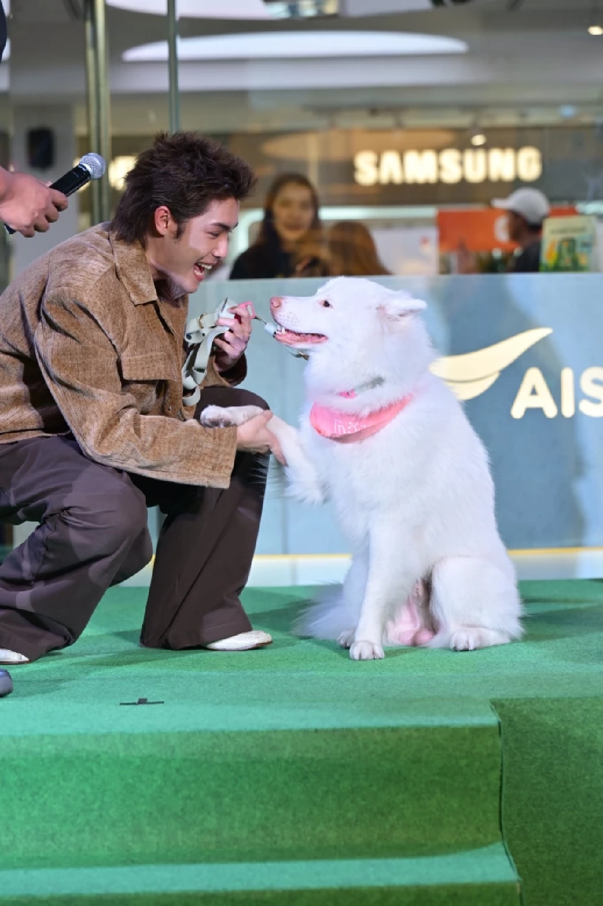 "เจ้านาย จินเจษฎ์" จูงเจ้าสี่ขา มีโชค เดินพรมเขียวสร้างรอยยิ้มในงาน AIS SIAM "PET CLUB"