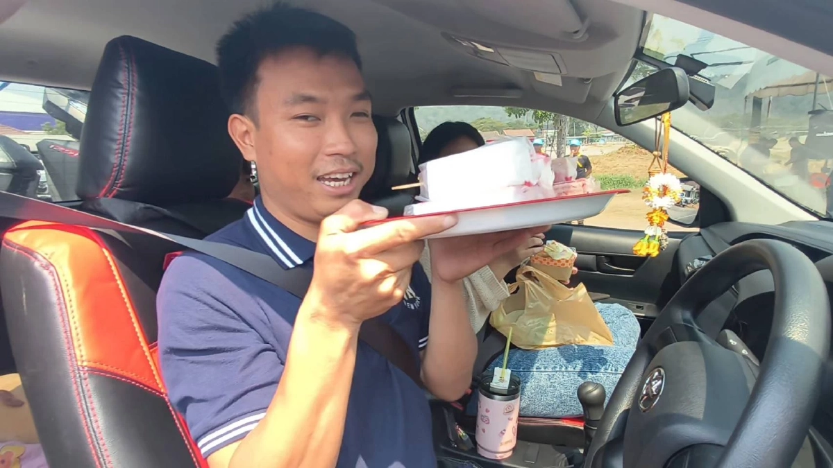 นึกว่าโดนใบสั่ง อุทัยฯ แหวกแนว! ด่านตรวจแจกไอติมโบราณ