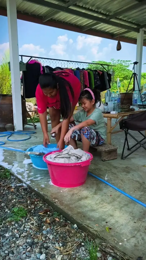 ชื่นชมทั้งโซเชียล ลูกสาว แดนนี่ ศรีภิญโญ ฝึกซักผ้าเองตั้งแต่เด็ก