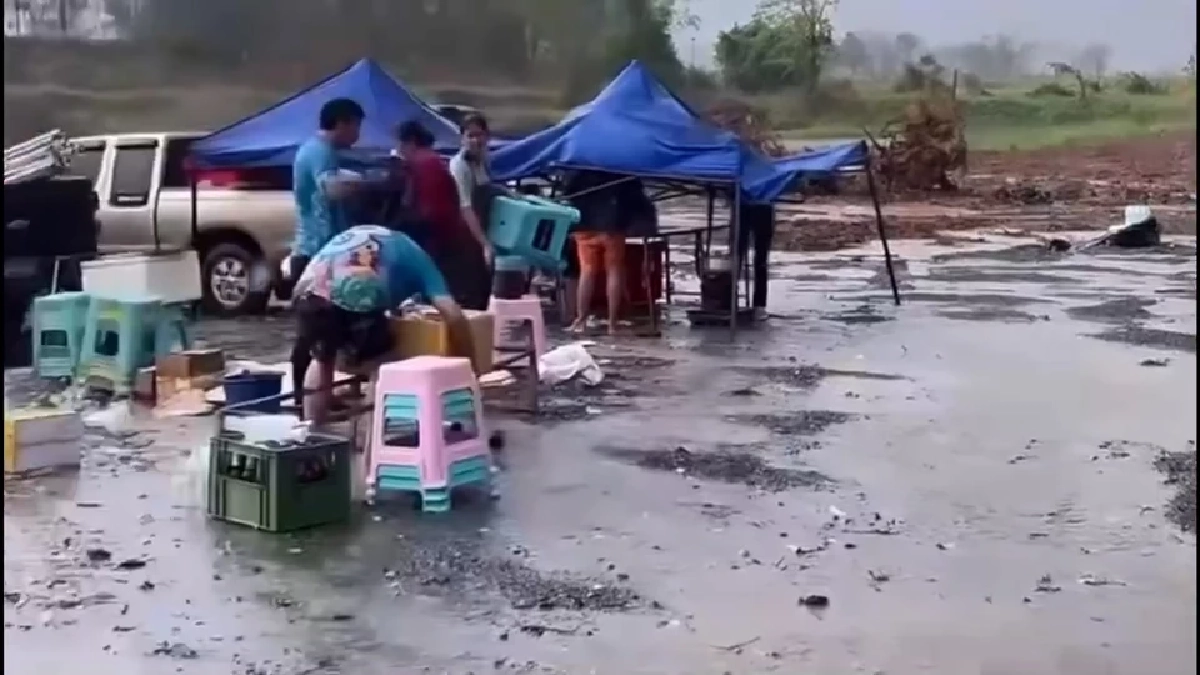 ระทึก! พายุถล่มเวทีหมอลำภูกระดึง พังยับโชคดีไร้เจ็บ