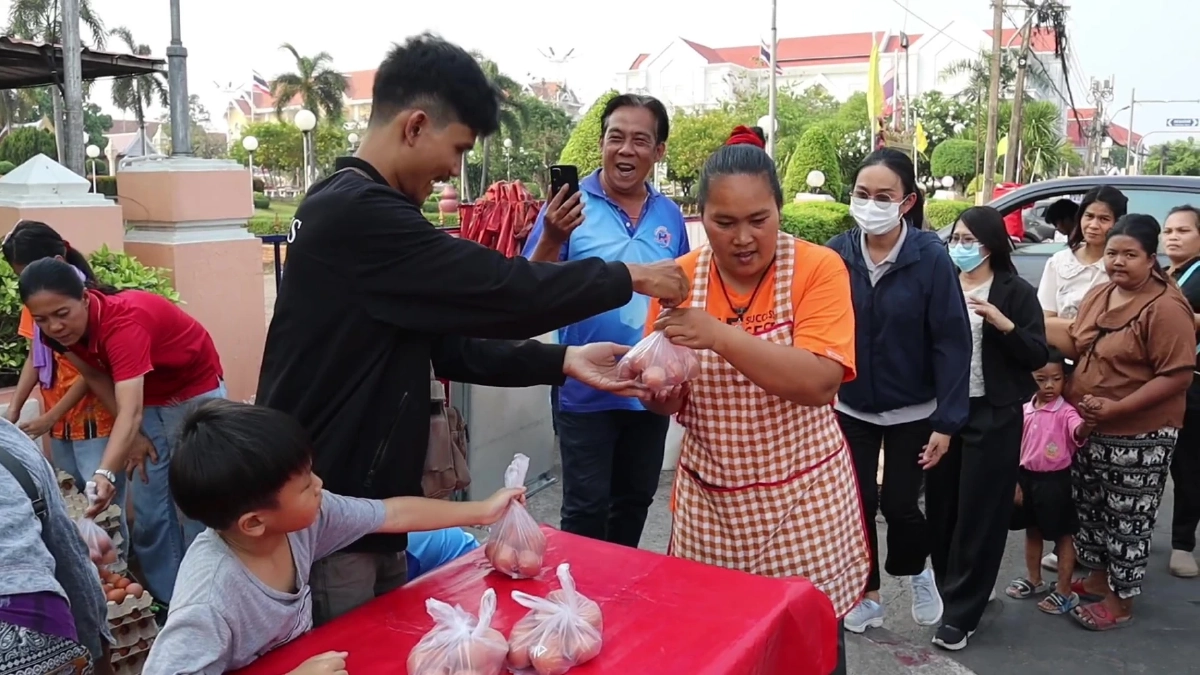หนุ่มขนไข่ 6,000 ฟองแจกฟรีชาวอุดรฯ ช่วยลดภาระน้ำมันแพง