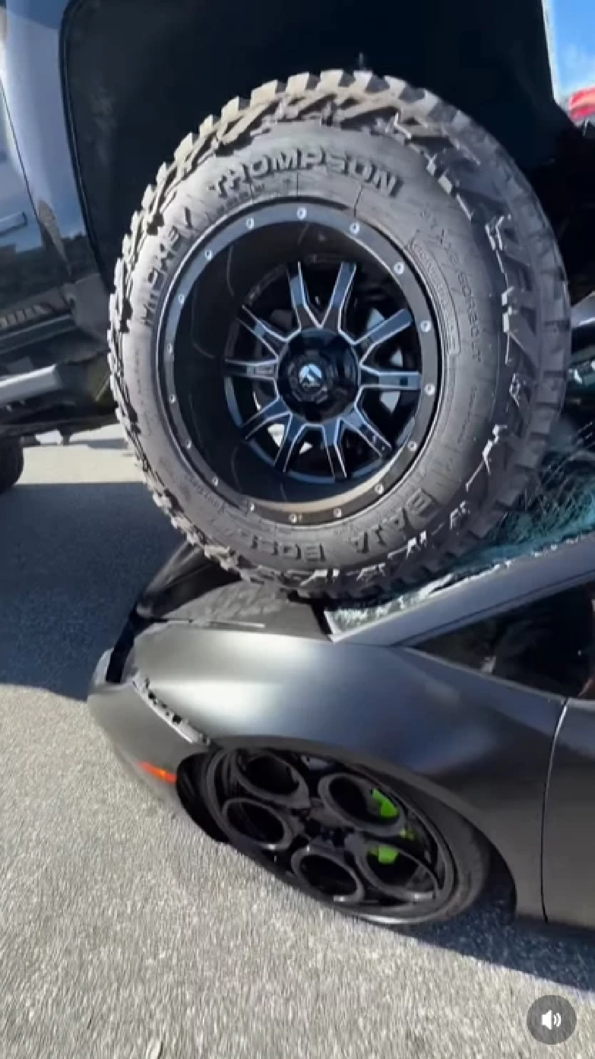 กระบะงานงอก เหยียบ ลัมโบร์กินี เยินขนาดนี้ค่าชดใช้ไม่อยากจะคิด