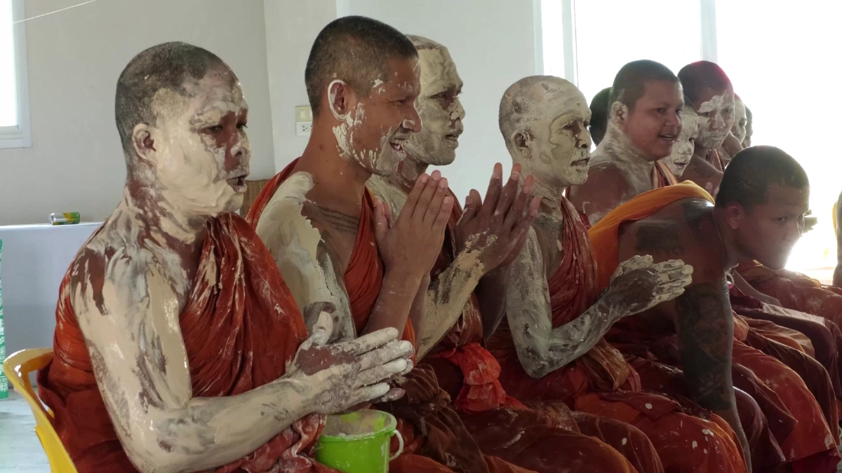 ขำพระเณรจะบาปไหม! พระ-เณรสุรินทร์โดนปะแป้งนึกว่าชุบแป้งทอด