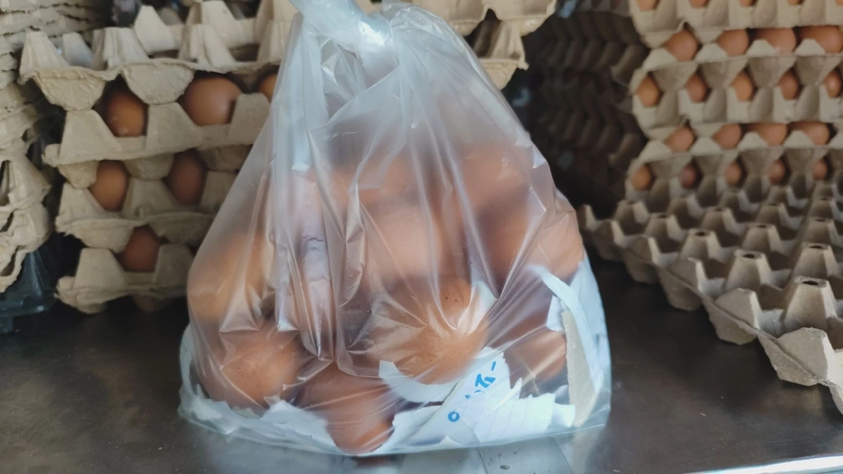 ไข่แพงพุ่งแซงราคาข้าว แม่ค้าโวยรัฐบาล "พูดแล้วต้องทำให้ได้"