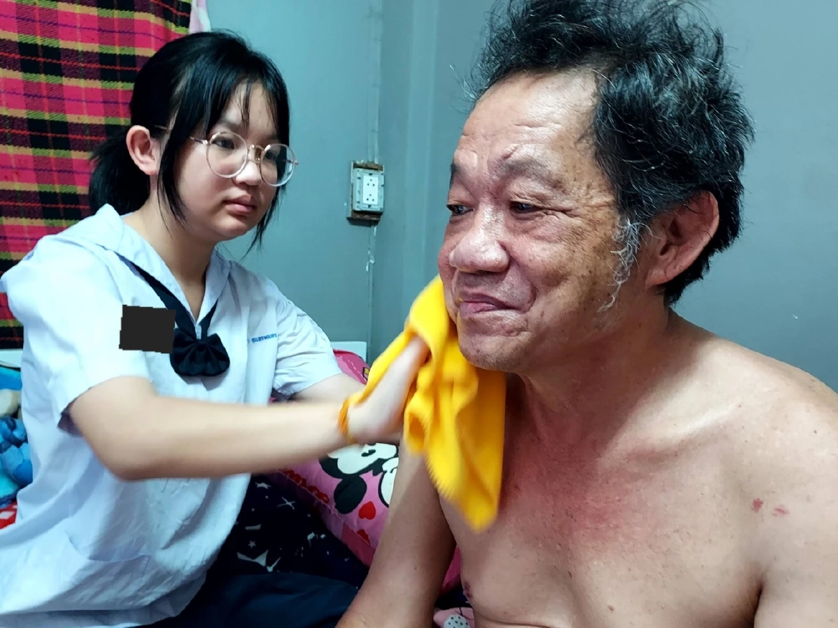 ยอดกตัญญู น้องเบญ วัย 15 เก็บขยะลี้ยงครอบครัว ดูแลพ่อป่วยติดเตียง