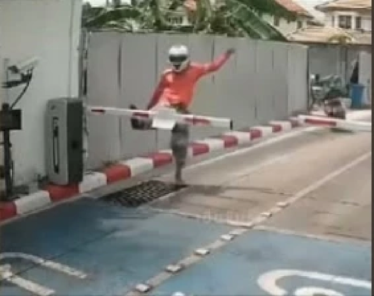 งานเข้า "ทนายเกิดผล" เตือน ไรเดอร์ถีบไม้กั้น เสี่ยงโดนข้อหาหนัก