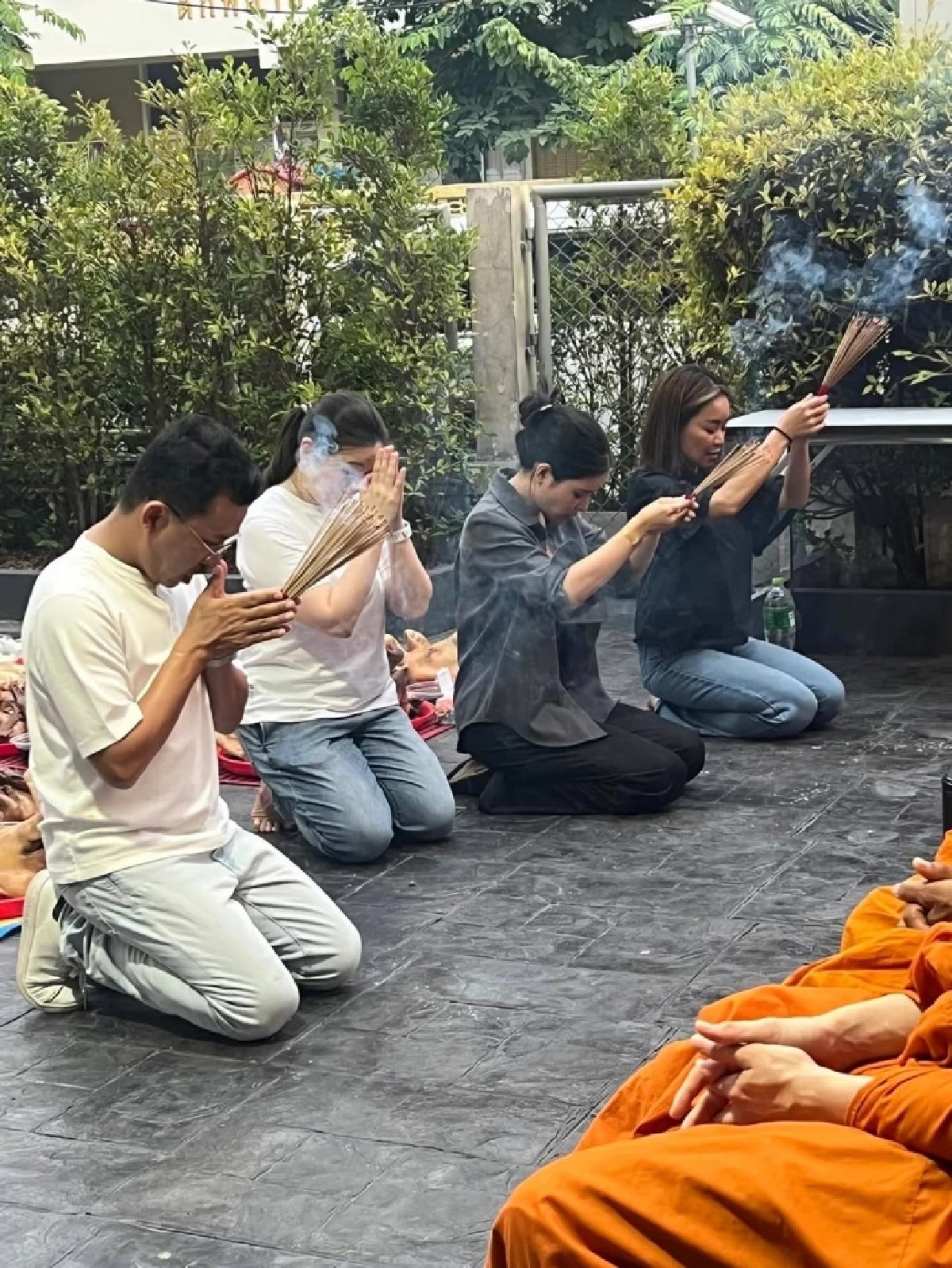 ส่องเลขธูปชัด จูน กษมา ทำบุญใหญ่ อุทิศส่วนกุศลให้ศพไร้ญาติ