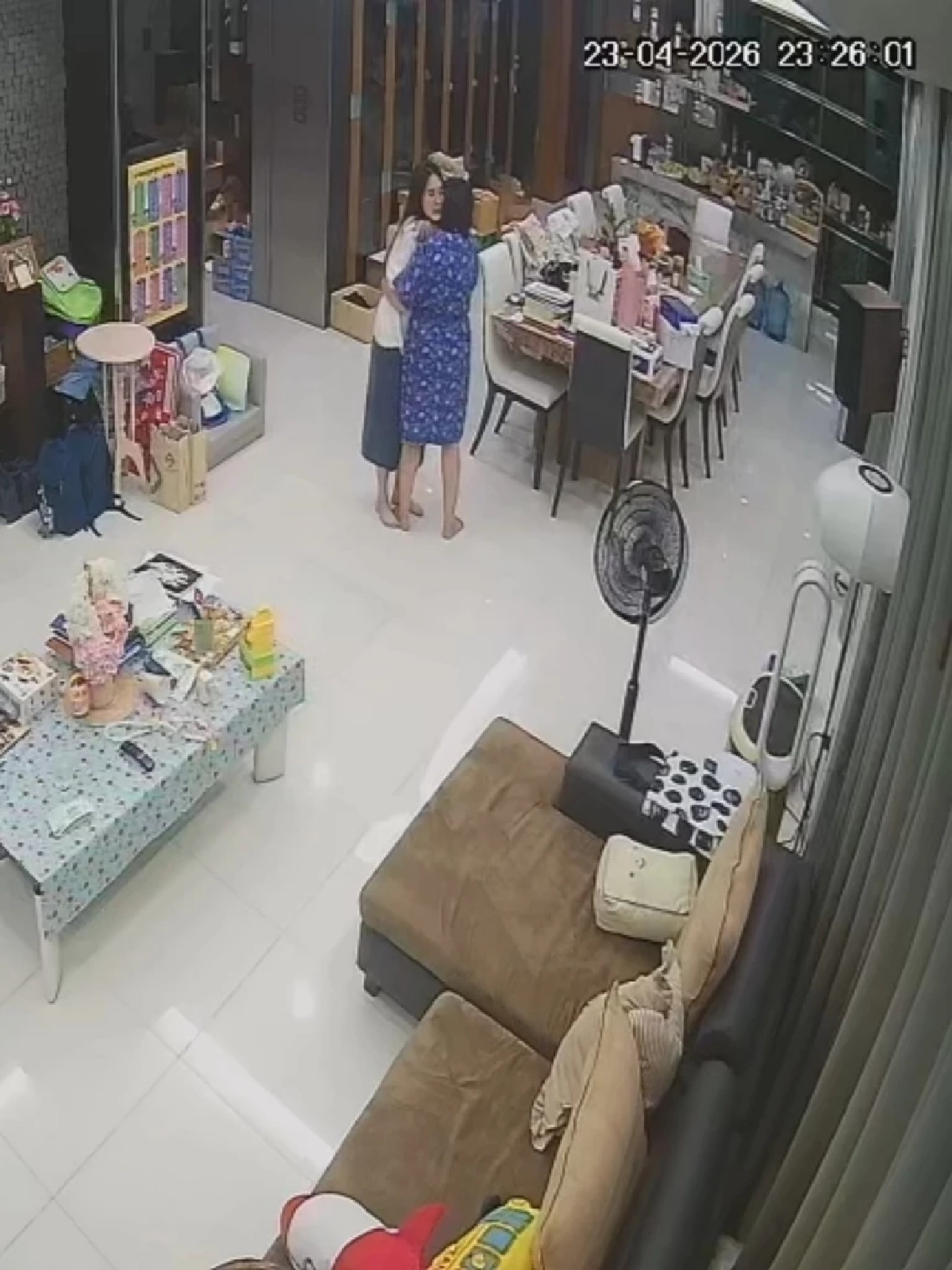 ผวาทั้งบ้าน ดาราดัง เล่านาทีระทึก ชายชุดดำปีนรั้วบุกกลางดึก