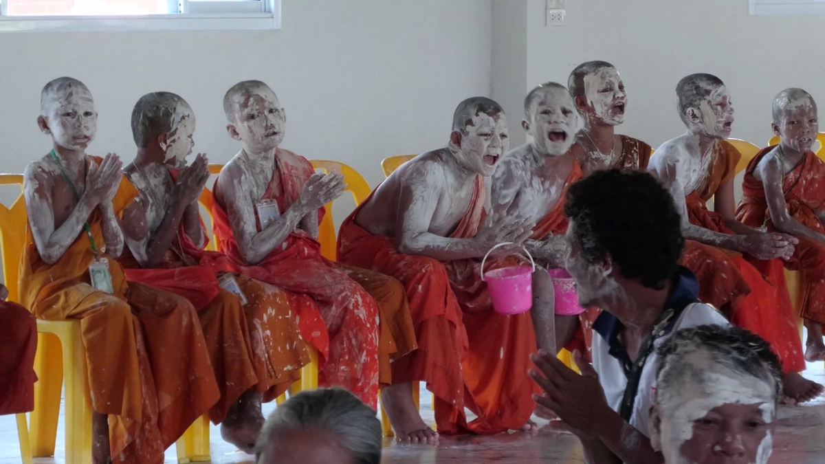 ขำพระเณรจะบาปไหม! พระ-เณรสุรินทร์โดนปะแป้งนึกว่าชุบแป้งทอด