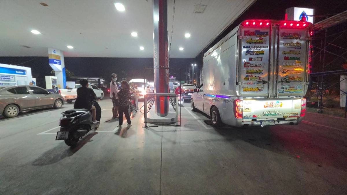ปั้มแตกคนแห่เติมน้ำมันล้นคิว หลัง กบน. สั่งปรับราคาขึ้น 2 รอบซ้อน
